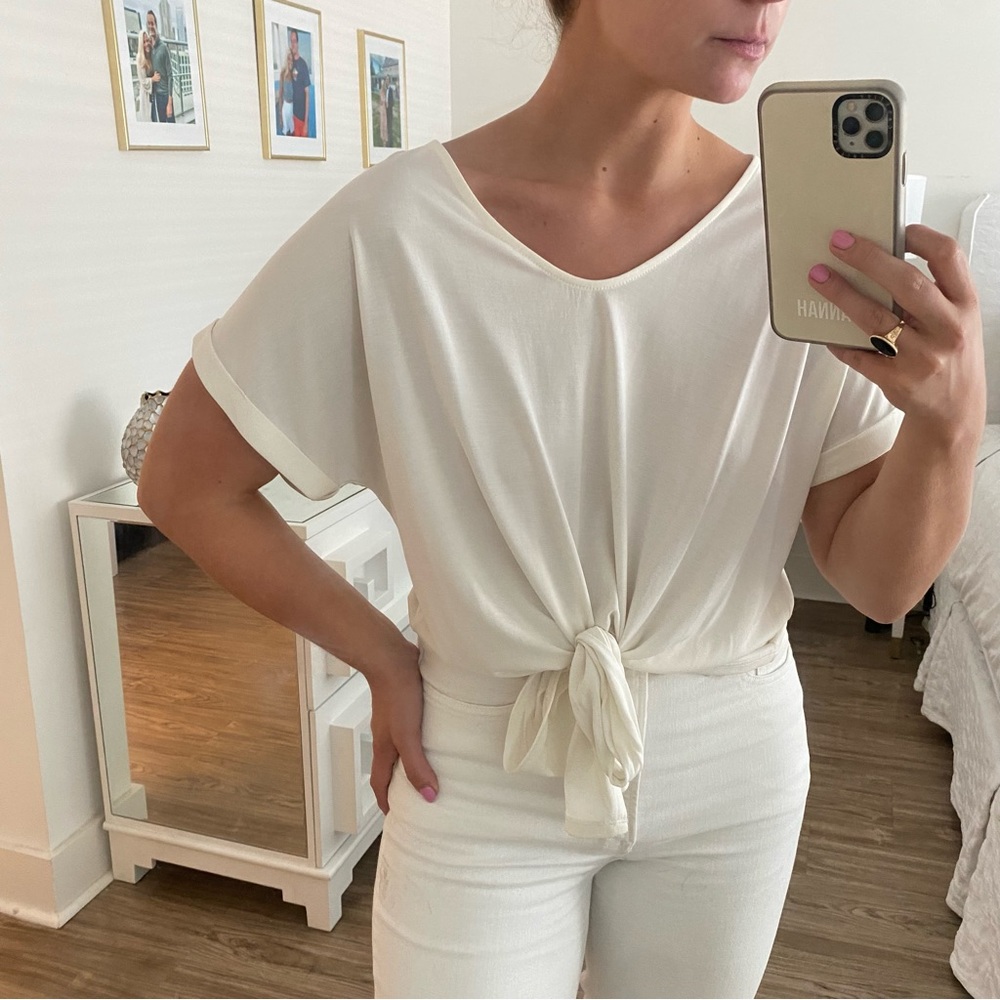 White cropped t-shirt with tie bottom